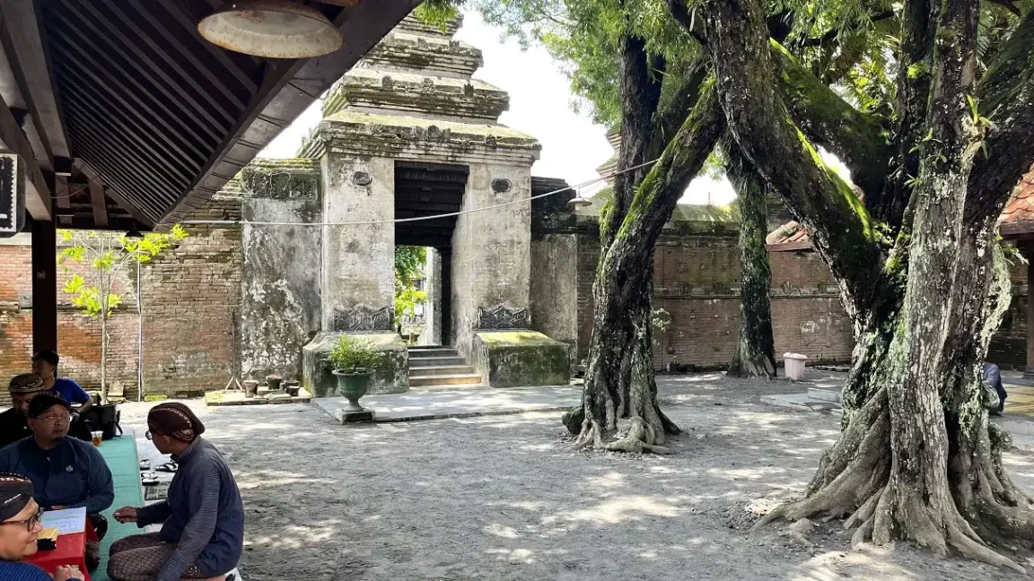 Ki Ageng Pemanahan dimakamkan di Makam Raja-Raja Mataram Kotagede, Yogyakarta