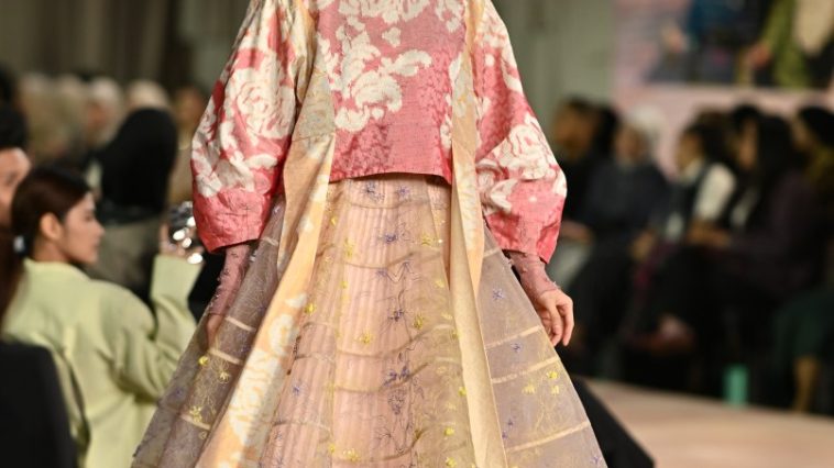 Tenun Ikat Garut Dengan Kain Nusantara
