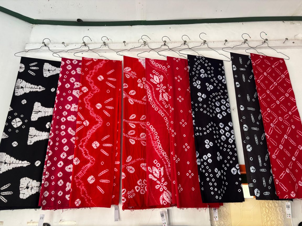 Jumputan merupakan teknik pewarnaan kain tradisional yang sudah menjadi bagian dari kebudayaan Indonesia sejak dulu kala.