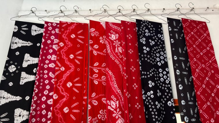 Jumputan merupakan teknik pewarnaan kain tradisional yang sudah menjadi bagian dari kebudayaan Indonesia sejak dulu kala.