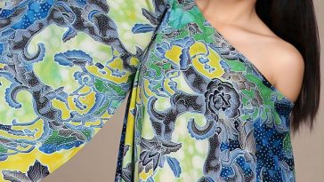 Kegiatan batik bukan hanya melestarikan, tetapi juga mengembangkan. Salah satu cara mengembangkannya adalah akrab dengan teknologi terkini.