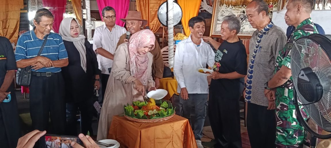 Selain padi dan jagung, ada sorgum sebagai makanan utama. Sorgum dibudidayakan untuk ketahanan pangan Nusantara di masa depan.