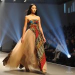 Kain batik atau busana jadi batik, punya kekuatan lainnya yakni narasi batik. Sebab motif-motif batik dan produksinya penuh dengan cerita.