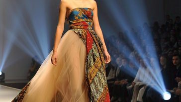 Kain batik atau busana jadi batik, punya kekuatan lainnya yakni narasi batik. Sebab motif-motif batik dan produksinya penuh dengan cerita.