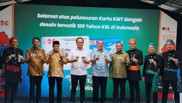 Pegiat perkeretaapian berkumpul di Stasiun Jakarta Kota untuk turut merayakan 100 KRL di Jakarta. Sejumlah pejabat hadi di acara PT KAI itu.