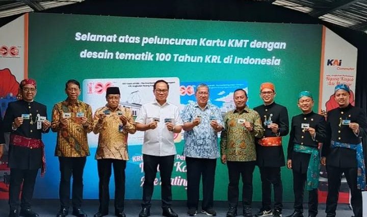 Pegiat perkeretaapian berkumpul di Stasiun Jakarta Kota untuk turut merayakan 100 KRL di Jakarta. Sejumlah pejabat hadi di acara PT KAI itu.