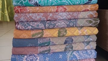 Sablon malam masih dianggap sebagai sebagai proses pembatikan karena menggunakan malam sebagai perintang warna.