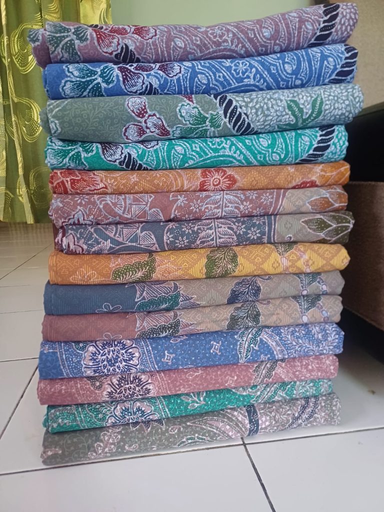 Sablon malam masih dianggap sebagai sebagai proses pembatikan karena menggunakan malam sebagai perintang warna.