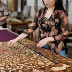 Mendesain motif batik adalah keahlian tersendiri dan bahkan tidak harus memproduksinya sendiri. Ini cara-cara menjualnya!