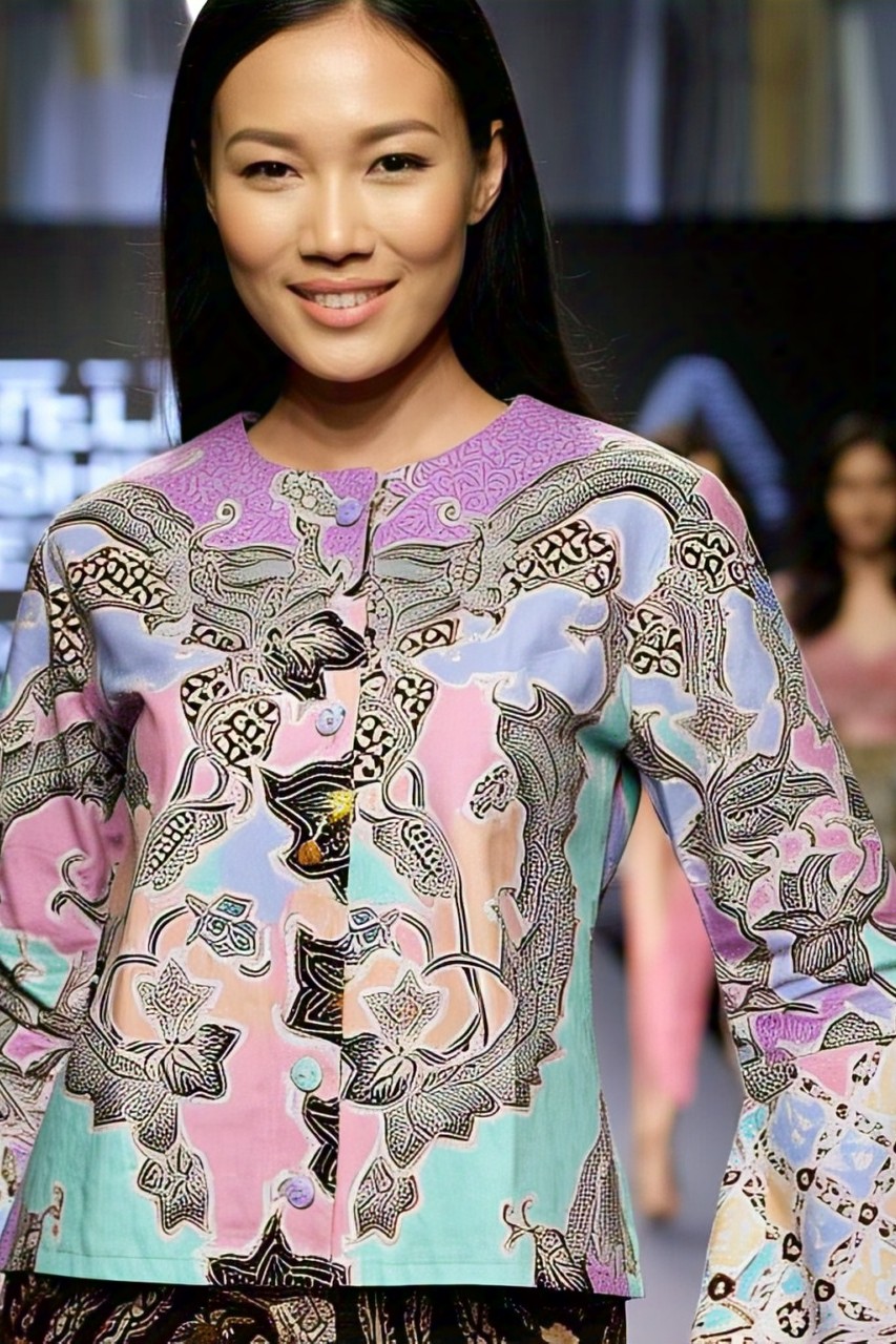 Outlook batik yang variatif menambah fenomena batik di era digital.