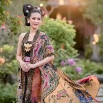 Busana kampuh dipakai oleh masyarakat Jawa tempo dulu, khususnya wanita. Dengan pundak terbuka dan lilitan kain, kampuh ini bercerita banyak.