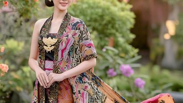 Busana kampuh dipakai oleh masyarakat Jawa tempo dulu, khususnya wanita. Dengan pundak terbuka dan lilitan kain, kampuh ini bercerita banyak.