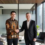 Mengenakan batik, bukan hanya memahami batik sebagai kain untuk busana, tetapi identitas batik membawa nama bangsa ke mancanegara.