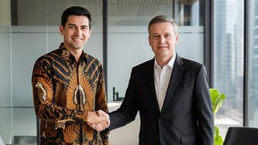Mengenakan batik, bukan hanya memahami batik sebagai kain untuk busana, tetapi identitas batik membawa nama bangsa ke mancanegara.