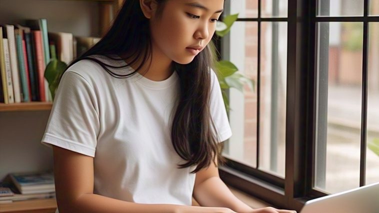 Penulis batik membuat ide-ide penulisan berkaitan dengan batik. Mereka tidak saja berkarya, tetapi juga menyuarakan produk bangsa.