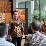 Selain kain batik, cerita batik juga menjadi magnet pengguna atau calon pengguna batik. Dengan mempresentasikannya, orang menjadi kenal batik
