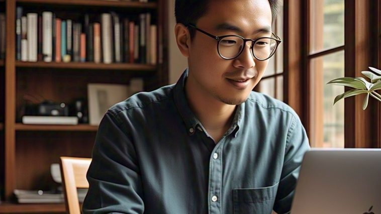 Literasi batik ditularkan via tulisan atau konten-konten tentang batik. Penulisnya dalah jembatan informasinya. Ini bisnis batik di baliknya.