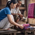 Untuk membuat laku batik serta customer satisfying, diskon jadi cara menjualnya. Padahal ada cara yang lebih jitu, yakni cerita batik.
