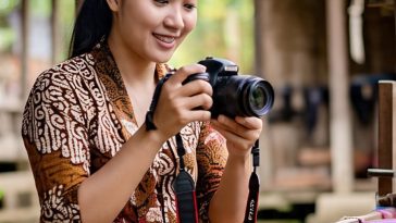 Dari canting ke coding, batik di pusaran zaman digital yang penuh kemudahan. Di sisi lain ada tradisi yang dipertahankan dan harus hidup.
