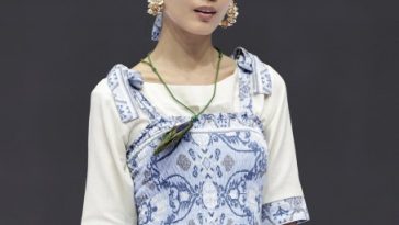 Cap Bali, sebuah brand fashion asal Bali tampil di Indonesia Fashion Week 2025. Mereka menampilkan kriya busana yang dihasilkan via handprint