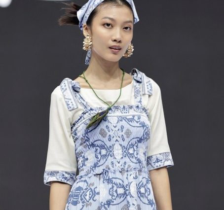 Cap Bali, sebuah brand fashion asal Bali tampil di Indonesia Fashion Week 2025. Mereka menampilkan kriya busana yang dihasilkan via handprint