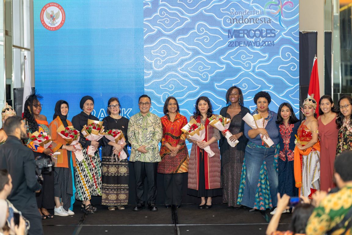 Batik for the World di Panama promosikan kekayaan budaya Indonesia lewat pameran, workshop, dan peragaan busana batik yang memukau.