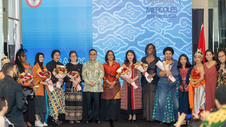 Batik for the World di Panama promosikan kekayaan budaya Indonesia lewat pameran, workshop, dan peragaan busana batik yang memukau.