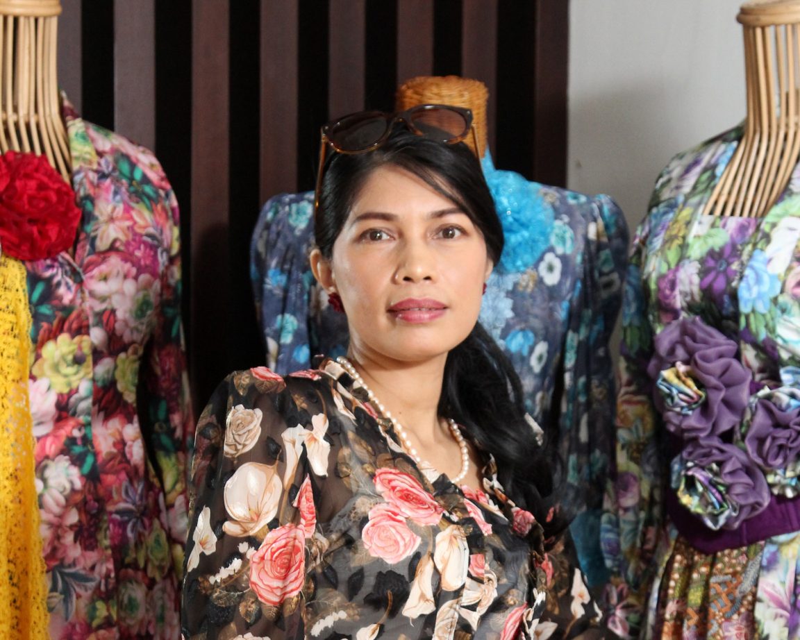 Di tengah arus deras tren global, April Widya hadir membawa angin segar dalam dunia mode Indonesia di ranah kebaya kembang yang khas.