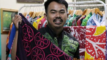 Komunitas Batik Bekasi melestarikan budaya lokal lewat batik khas Bekasi, edukasi, pelatihan, dan pemberdayaan pengrajin serta generasi muda.