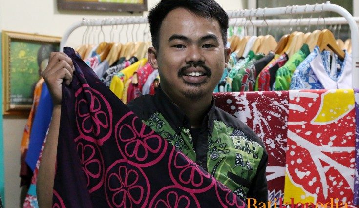 Komunitas Batik Bekasi melestarikan budaya lokal lewat batik khas Bekasi, edukasi, pelatihan, dan pemberdayaan pengrajin serta generasi muda.