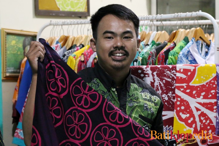 Komunitas Batik Bekasi melestarikan budaya lokal lewat batik khas Bekasi, edukasi, pelatihan, dan pemberdayaan pengrajin serta generasi muda.