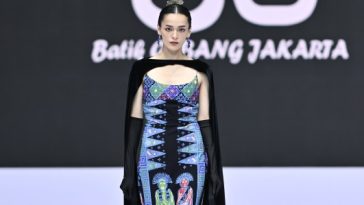 Batik Gobang tampil memukau dalam balutan busana batik modern di IFW 2025, memadukan tradisi Betawi dengan gaya hidup urban.