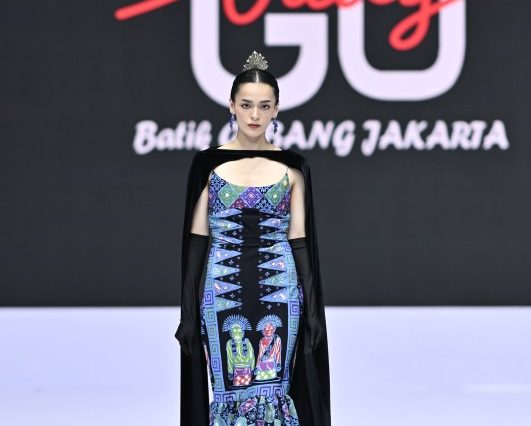 Batik Gobang tampil memukau dalam balutan busana batik modern di IFW 2025, memadukan tradisi Betawi dengan gaya hidup urban.