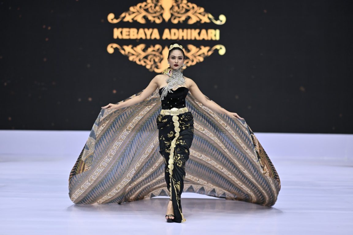 Kukuh Hariyawan adalah orang di balik label Kebaya Adhikari, komitmen tinggi terhadap proses kreatif, Kukuh kerap menampilkan kebaya glamour.