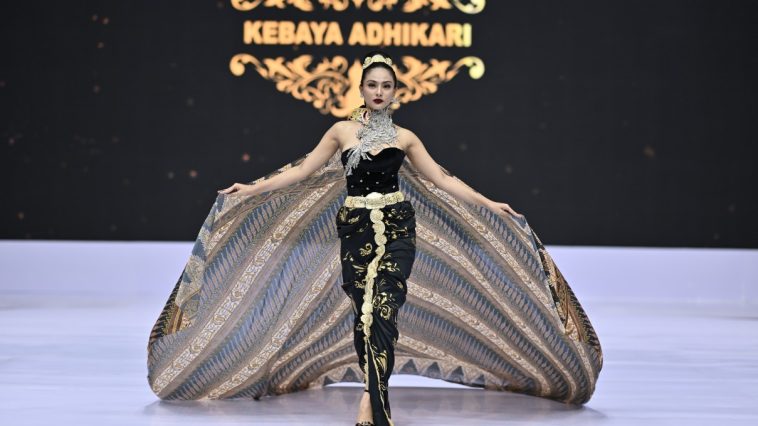 Kukuh Hariyawan adalah orang di balik label Kebaya Adhikari, komitmen tinggi terhadap proses kreatif, Kukuh kerap menampilkan kebaya glamour.
