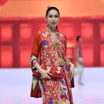 Batik Chic tampil di Indonesia Fashion Week 2025 dengan koleksi modern yang anggun, memadukan warisan budaya dan gaya urban kontemporer.