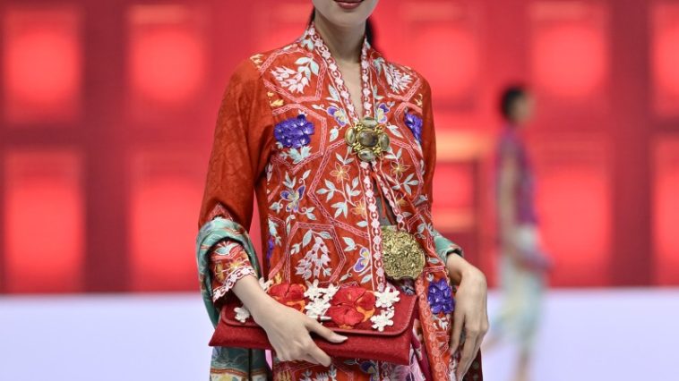 Batik Chic tampil di Indonesia Fashion Week 2025 dengan koleksi modern yang anggun, memadukan warisan budaya dan gaya urban kontemporer.
