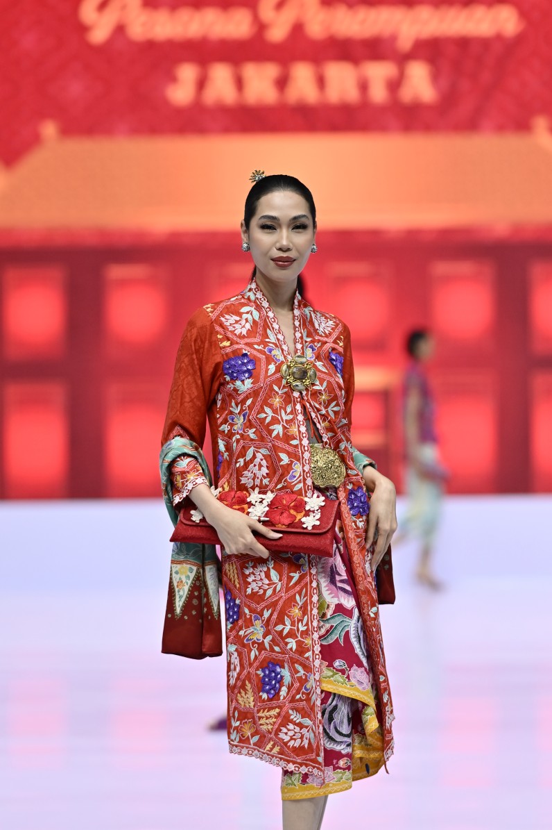 Batik Chic tampil di Indonesia Fashion Week 2025 dengan koleksi modern yang anggun, memadukan warisan budaya dan gaya urban kontemporer.