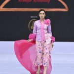 Kebaya Kembang milik Aprilin Widya tampil di Indonesian Fashion Week menghantarkan ketradisionalan kebaya bertemu masa kini.