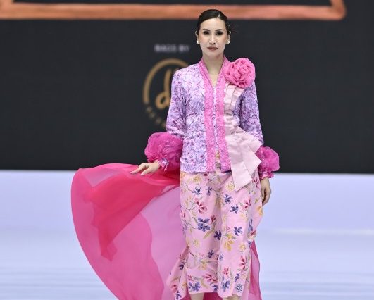 Kebaya Kembang milik Aprilin Widya tampil di Indonesian Fashion Week menghantarkan ketradisionalan kebaya bertemu masa kini.