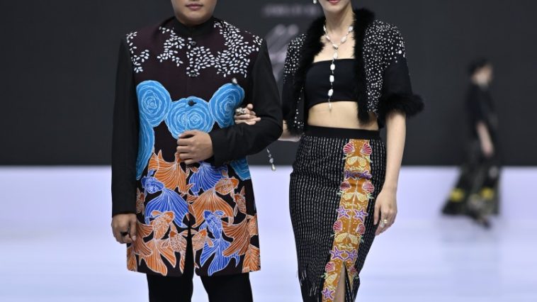Batik Marunda tampil memikat di Indonesia Fashion Week 2025, bawa pesona pesisir Jakarta dan semangat budaya urban yang autentik.