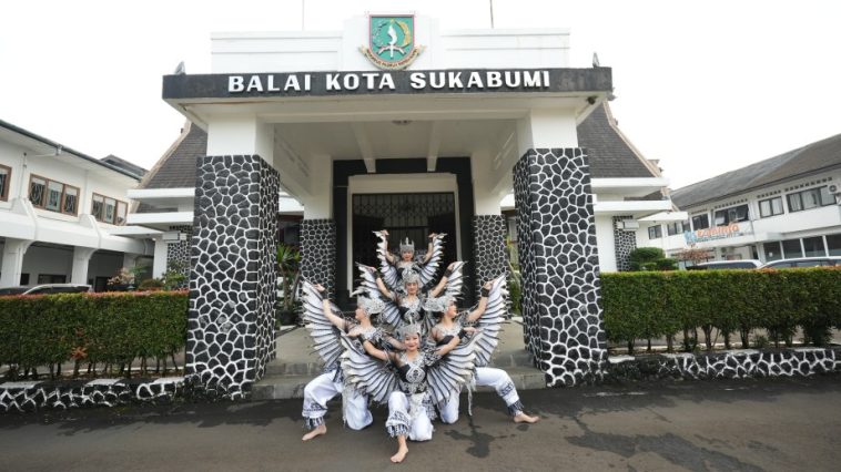Batik Lokatmala meluncurkan motif baru yang menggambarkan ikon Sukabumi yakni motif Julang Ngapak. Mereka merepresentasikannya dalam tari Julang Ngapak.