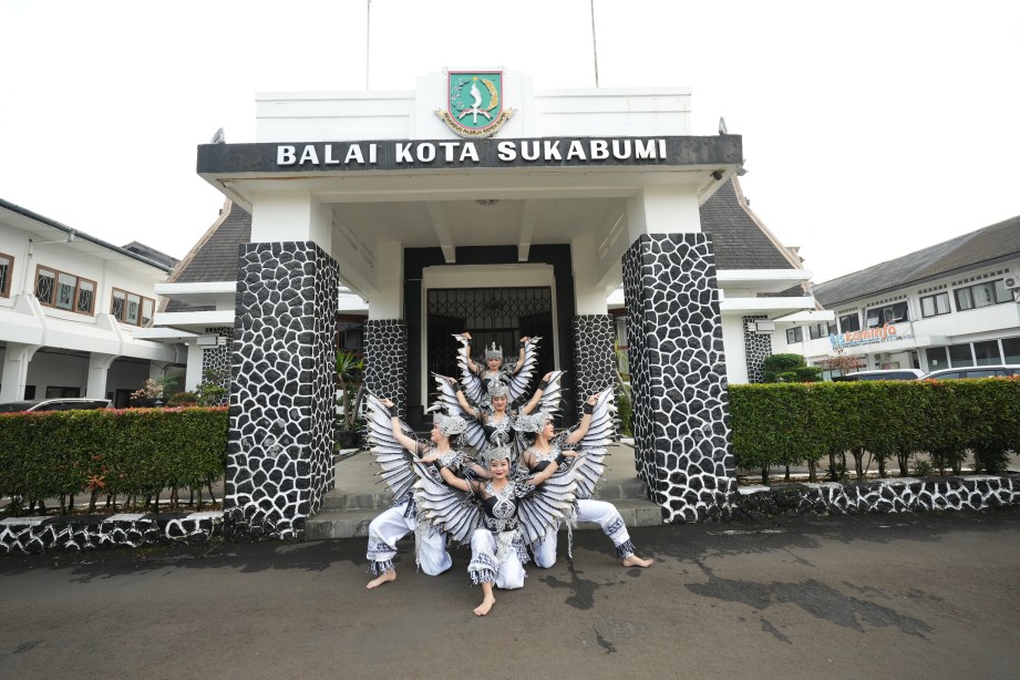 Batik Lokatmala meluncurkan motif baru yang menggambarkan ikon Sukabumi yakni motif Julang Ngapak. Mereka merepresentasikannya dalam tari Julang Ngapak.