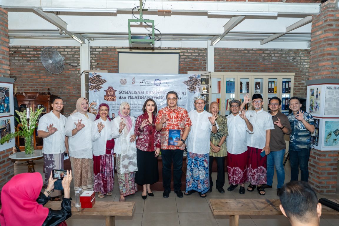 Kampung Batik AI kini hadir di Bandung, tepatnya di workshop Batik Komar, Cigadung, Bandung, Jawa Barat. Sejumlah anak muda hadir di opening.