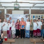 Kampung Batik AI kini hadir di Bandung, tepatnya di workshop Batik Komar, Cigadung, Bandung, Jawa Barat. Sejumlah anak muda hadir di opening.