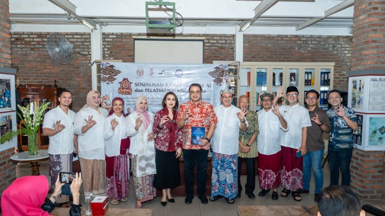 Kampung Batik AI kini hadir di Bandung, tepatnya di workshop Batik Komar, Cigadung, Bandung, Jawa Barat. Sejumlah anak muda hadir di opening.