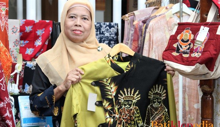 Batik Sri Bekasi, pelopor batik khas Bekasi sejak 2015, mengangkat budaya lokal lewat motif unik dan pewarnaan ramah lingkungan.