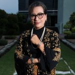 “Saya orang Klaten. Waktu kecil suka nungguin nenek membatik. Canting, malam, kesabaran itu semua terekam dalam ingatan saya. Dulu biasa aja, sekarang jadi merasa itu luar biasa,”