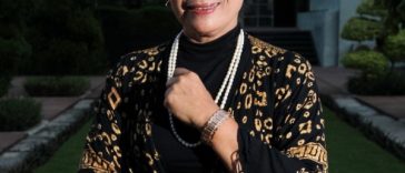 “Saya orang Klaten. Waktu kecil suka nungguin nenek membatik. Canting, malam, kesabaran itu semua terekam dalam ingatan saya. Dulu biasa aja, sekarang jadi merasa itu luar biasa,”