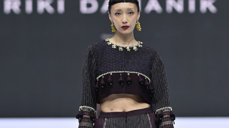 wastra nusantara di tangan Riki Damanik yang didapuk Dekrasnda kota Medan, digubah menjadi mild dengan konsep busana chic dan ready to wear.